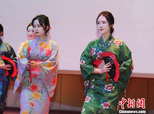 文化节上的歌舞伎表演 刘栋 摄