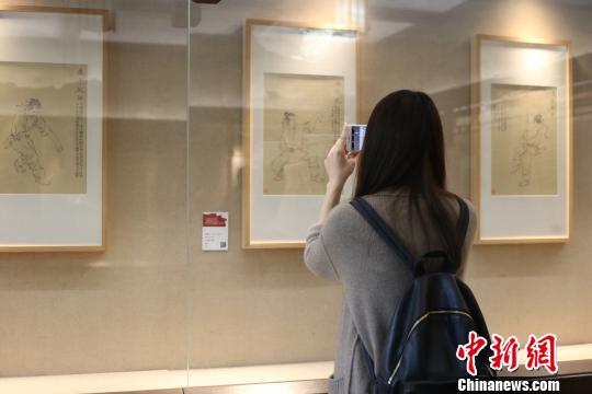 图为：参观者通过扫描二维码体验AR科技 钱晨菲 摄