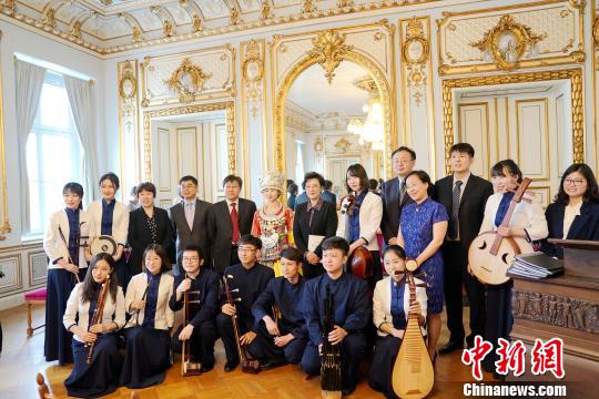 出席当天活动的中国人民大学党委书记靳诺和师生代表与孔院中方院长杜荣 彭大伟 摄