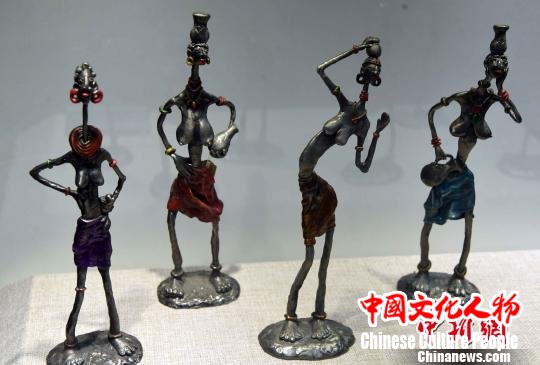 参展的泉州锡雕艺术作品《异域风情》。　记者刘可耕 摄