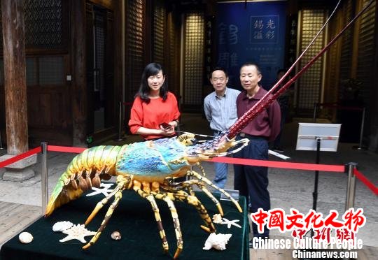 泉州锡雕工艺师林慧创作的《珐琅彩锡雕大龙虾》吸引观众眼球。　记者刘可耕 摄