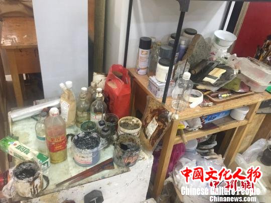 图为漆画创作所用的大漆。　崔琳 摄