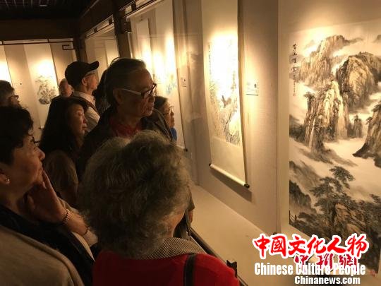 此次巡展展出海派书画院画师书画作品60余幅。　王子涛 摄
