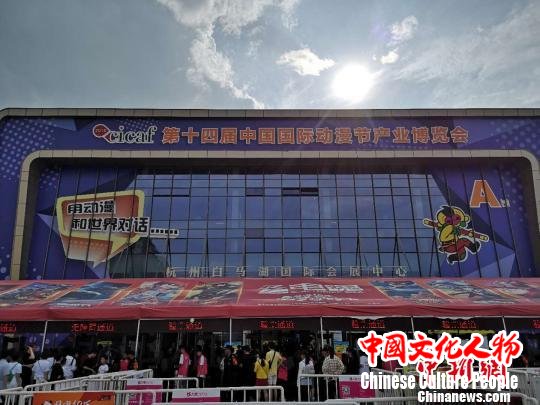 5月1日下午,仍有不少观众还在排队验票,等待进入会场。 童笑雨 摄 5月1日下午,仍有不少观众还在排队验票,等待进入会场。 童笑雨 摄