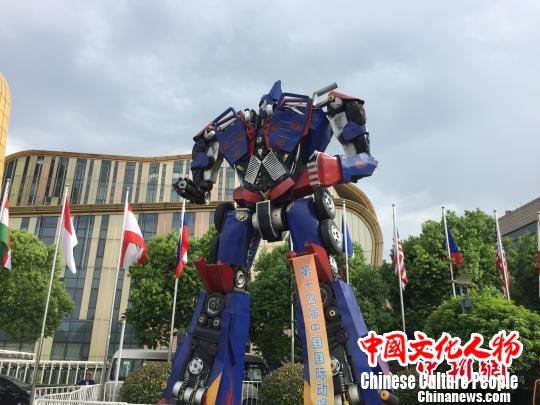 动漫节主会场外。 童笑雨 摄 动漫节主会场外。 童笑雨 摄