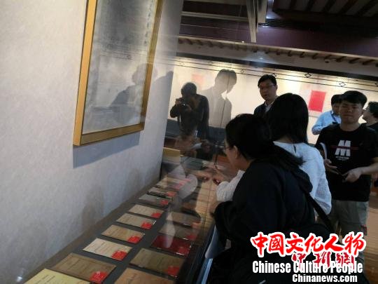 全球2200种中外版《共产党宣言》上海首展”吸引众多游客 陈静 摄