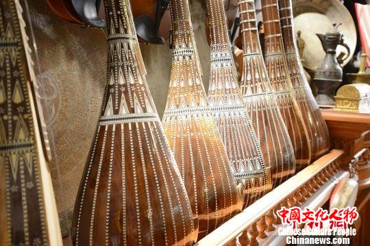 要做成一件满意的作品，每一个步骤都要小心翼翼，其中木料的拼接比雕花还重要，一不小心就会影响乐器的音色。　勉征 摄