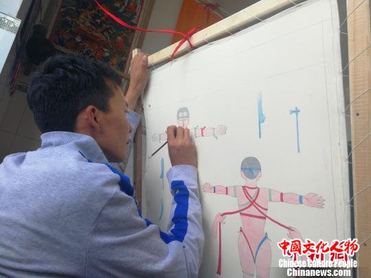达瓦顿珠的徒弟次琼在学习绘制藏医药唐卡 赵延 摄 达瓦顿珠的徒弟次琼在学习绘制藏医药唐卡 赵延 摄