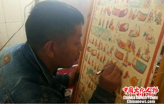 达瓦顿珠正在绘制藏医药唐卡 赵延 摄 达瓦顿珠正在绘制藏医药唐卡 赵延 摄