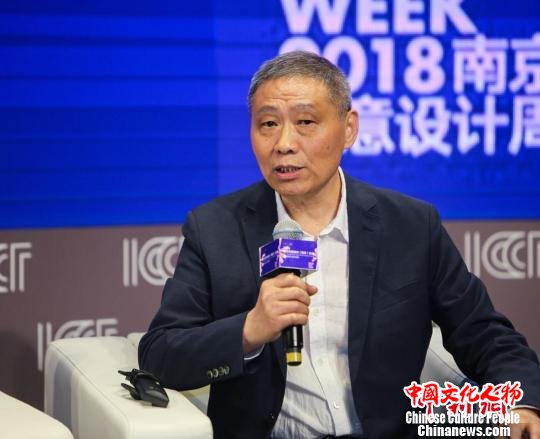 非遗文化保护专家现场为传统手工艺发展前景支招。 景涵 摄 非遗文化保护专家现场为传统手工艺发展前景支招。 景涵 摄