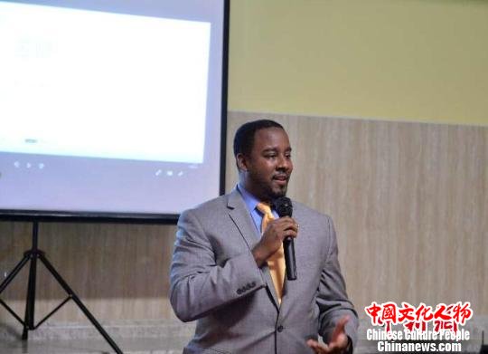 罗利市副市长Corey Branch在招待会上致辞。展方供图 罗利市副市长Corey Branch在招待会上致辞。展方供图