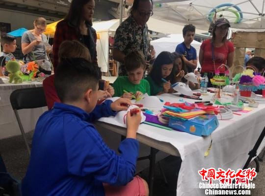 美国罗利艺术节中展现中华魅力:南京秦淮灯彩引“围观”