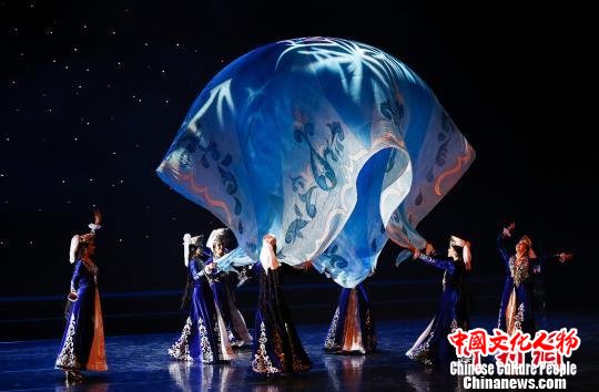 乌兹别克斯坦“萨博”民族舞蹈团演绎《大美乌兹别克斯坦》 杜洋 摄