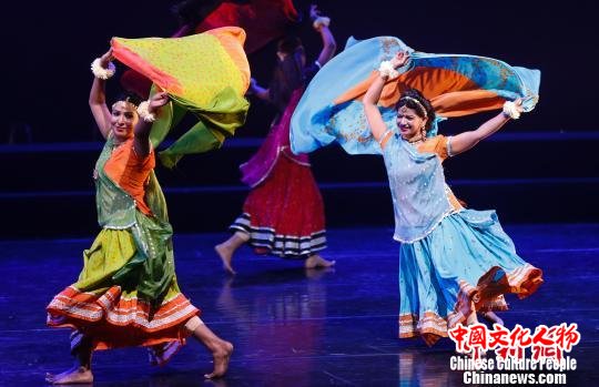 巴基斯坦国家艺术委员会表演团带来的舞蹈《黎明到黄昏》 杜洋 摄