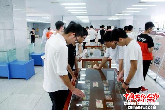 “红色连环画巡展走进高校”首场在武汉科技大学举行