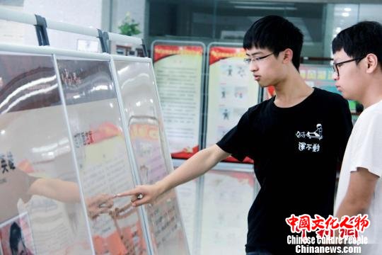 图为武科大同学参观巡展 陈孖川 摄 图为武科大同学参观巡展 陈孖川 摄