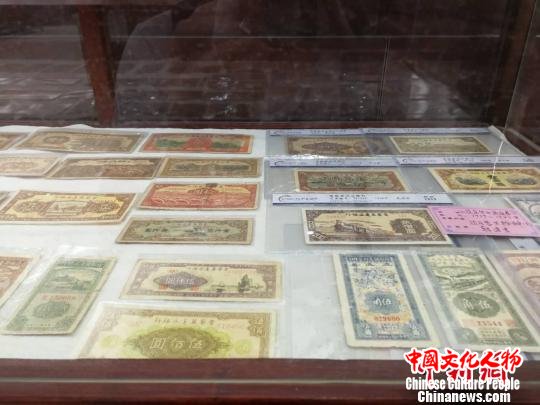 红色文献展展出的晋察冀边区票。　李晓伟 摄