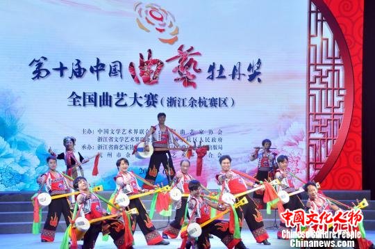 彝族阿细大三弦弹唱《美丽家园老实扎》。 姜明菁 摄 彝族阿细大三弦弹唱《美丽家园老实扎》。 姜明菁 摄