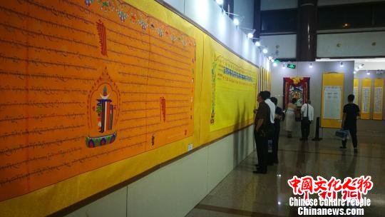 “迈进新时代——汉、藏书画艺术作品大型慈善公益展览”现场 钟欣 摄 “迈进新时代——汉、藏书画艺术作品大型慈善公益展览”现场 钟欣 摄