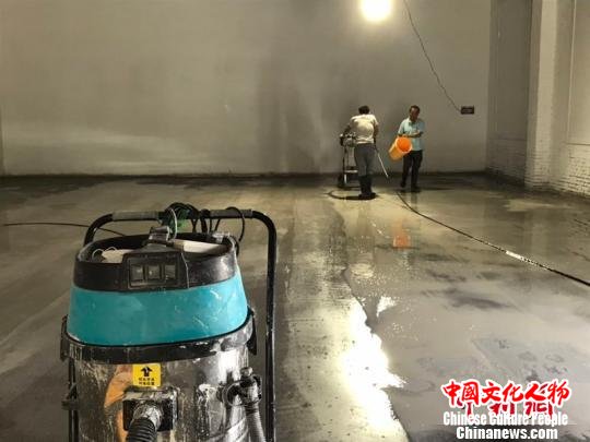 专业施工人员在这个区域进行了地面打磨、高压水枪全立体冲洗以及修补并对展区的所有墙壁再次粉刷。平遥国际雕塑节组委会提供