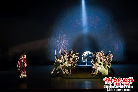 原创民族舞剧《天路》首演