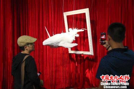 《陌生化接触:聂竞竹海报与装置艺术展》现场 盛佳鹏 摄 《陌生化接触:聂竞竹海报与装置艺术展》现场 盛佳鹏 摄