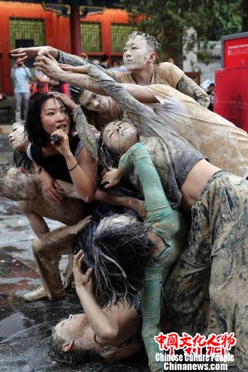 开幕式上演员表演《仲夏夜之梦》片段 盛佳鹏 摄 开幕式上演员表演《仲夏夜之梦》片段 盛佳鹏 摄