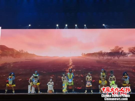 图为津巴布韦艺术团队带来鼓舞《鼓动非洲》。　杨娜 摄