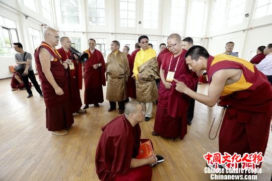 图为青海省佛学院辨经。 胡贵龙 摄 图为青海省佛学院辨经。 胡贵龙 摄