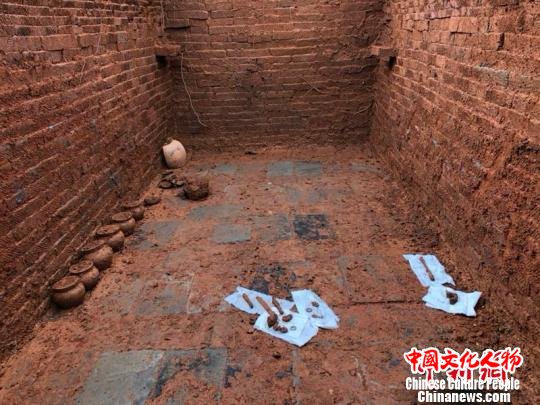 经过两天发掘，古墓陆续出土文物23件。　李玉明 摄