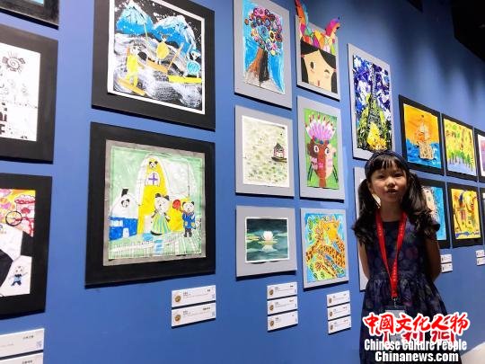 小朋友介绍自己的绘画作品。　王子涛 摄