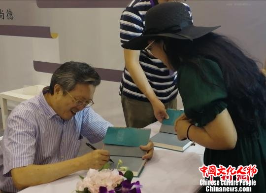 大批市民慕名前来听讲座,并请朱邦造为新书签名。 钟升 摄 大批市民慕名前来听讲座,并请朱邦造为新书签名。 钟升 摄