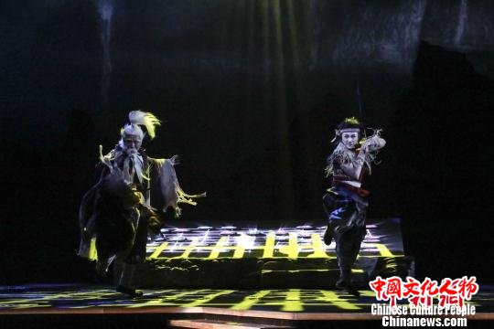 中国儿艺经典剧《月亮草》作为开幕演出上演。 钟欣 摄 中国儿艺经典剧《月亮草》作为开幕演出上演。 钟欣 摄