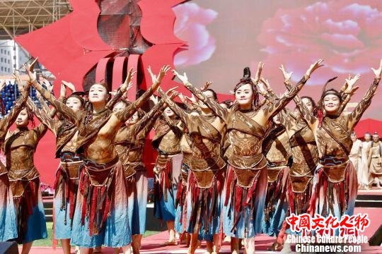 第三届丝路花儿艺术节16日在青海省海东市民和回族土族自治县开幕 钟欣 摄