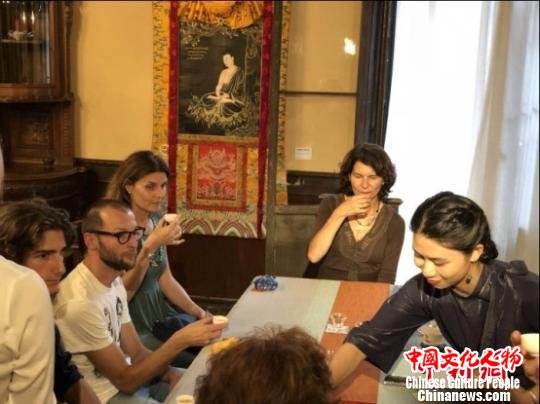 外国友人品鉴中国茶，体验中国茶文化。　李琳珊 摄