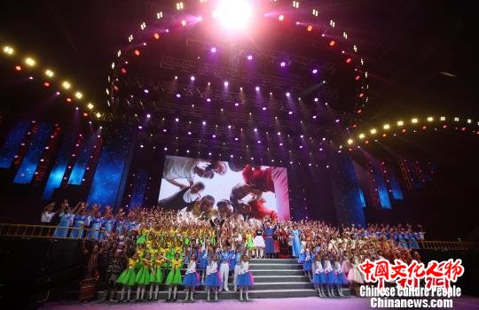 9支由不同民族儿童组成的公益合唱团献唱 卢旭 摄