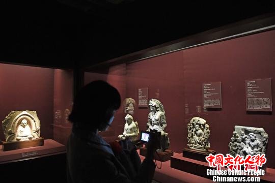 图为嘉宾观看展览。 杨艳敏 摄 图为嘉宾观看展览。 杨艳敏 摄