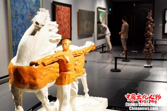 图为参展的雕刻作品。 李隽 摄 图为参展的雕刻作品。 李隽 摄
