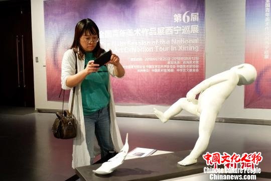 图为雕刻爱好者在展览留影。 李隽 摄 图为雕刻爱好者在展览留影。 李隽 摄