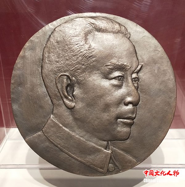 刘开渠《周恩来浮雕像》,24cm×24cm×1.5cm,铜,1980年创作于北京,中国美术馆藏。