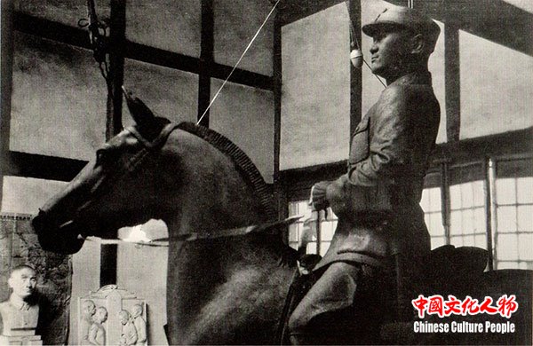 刘开渠《抗日阵亡名将王铭章纪念碑》,又名《王铭章将军骑马像》,1939年立于成都。