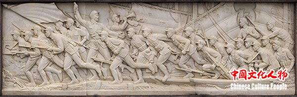 刘开渠《人民英雄纪念碑浮雕·胜利渡长江》,200cm×612cm,汉白玉,1958年。
