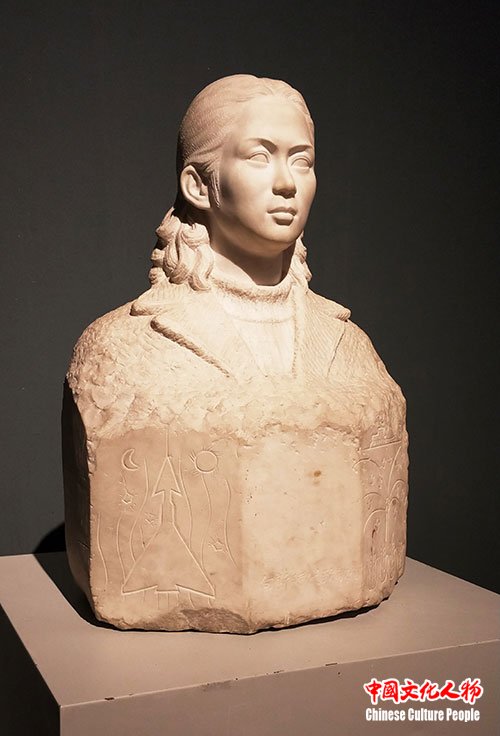 刘开渠《向新时代致敬》,82cm×54 cm×43 cm,大理石,1984年,中国美术馆藏。